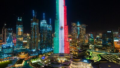 El rascacielos más alto del mundo se iluminó de verde, blanco y rojo y se ve IMPRESIONANTE