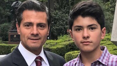 El presidente posó en esta fotografía con su hijo