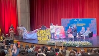 Manifestantes irrumpen en el diálogo magistral de la activista Angela Davis en la UNAM