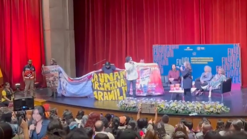 Manifestantes irrumpen en el diálogo magistral de la activista Angela Davis en la UNAM