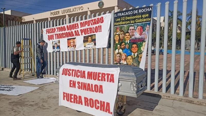 Protestan frente al Congreso de Sinaloa; piden alto a la violencia