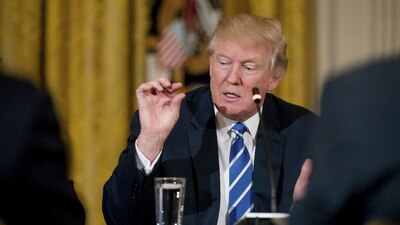 El presidente se reunió con legisladores de su partido para discutir su propuesta