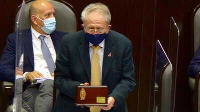El secretario de Salud fue increpado por los diputados del PAN