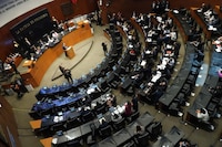 Senado aprueba creación de CURP biométrica como parte de la Ley para Eliminar Trámites Burocráticos