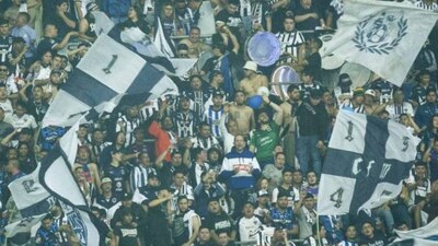 El club aseguró que recibió atención, pero el aficionado no logró sobrevivir