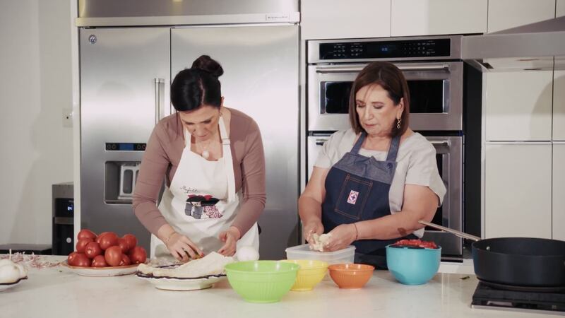 Xóchitl Gálvez y Kenia López mandan mensaje a Sheinbaum mientras cocinan bacalao
