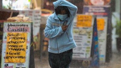 Este clima en la capital del país se debe al huracán 'Adrián' y la depresión tropical 'Dos-E'