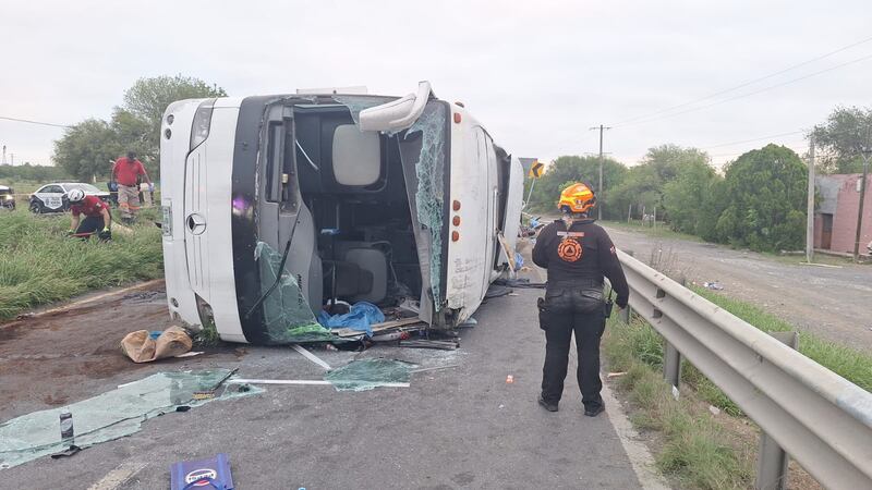 Mueren 11 personas tras volcadura de autobús en la carretera nacional de Nuevo León