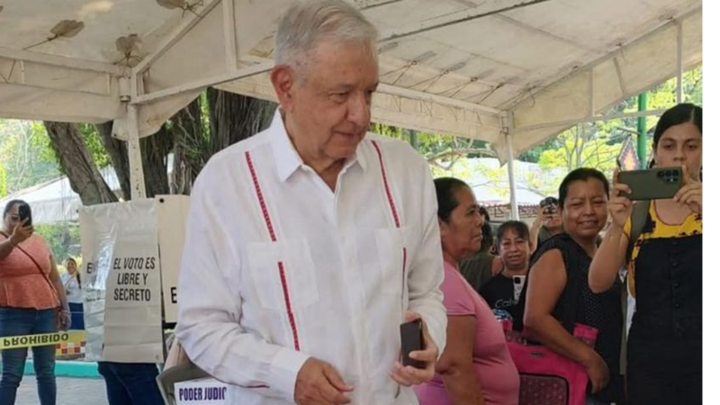 AMLO reaparece para votar en la #ElecciónJudicial, en una casilla de Palenque, Chiapas