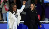 Kamala se rodea de famosos como Lady Gaga, Oprah, Bon Jovi y Ricky Martin