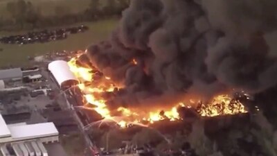 El siniestro se registra en el condado de Osceola, bomberos llevan ya varias horas intentando apagarlo.