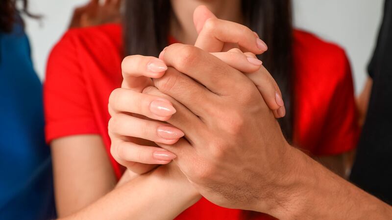 ¡Beso de 3! Así explica la ciencia la existencia del poliamor entre personas