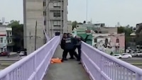 Policías capitalinos evitan que hombre se lance de un puente en la Benito Juárez
