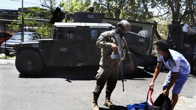 Entró en estado excepción, mismo que se aplica en casos de guerra, invasión del territorio, etc.