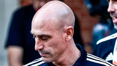 El 8 de septiembre, la fiscalía española lo acusó de agresión sexual y coacción por besar a Hermoso