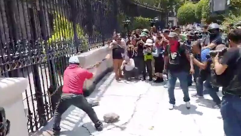 Maestros de la CETEG intentan ingresar a edificio de la Segob