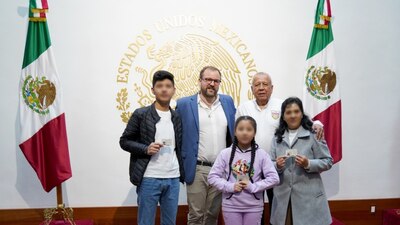 El recibimiento ocurre horas después de que el gobierno de Perú expulsara al embajador de México en ese país