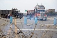 Civiles armados atacan a maestros de la CNTE durante bloqueo carretero en Mitla, Oaxaca