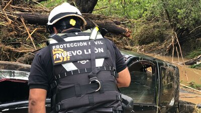 Autoridades atendieron al menos una veintena de autos varados debido a las lluvias