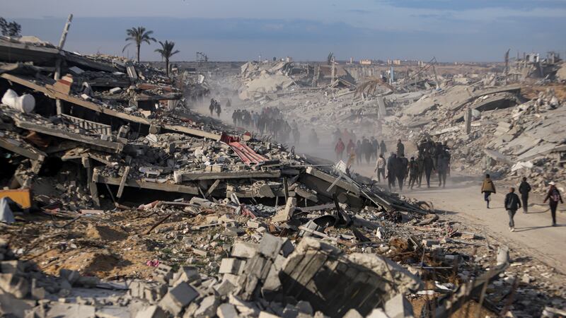 Alto al fuego: Libera Hamas a 3 primeras rehenes; ya están en Israel