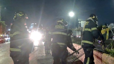 El tráiler transportaba cajas de plástico y quedó tendido sobre la Avenida Oceanía
