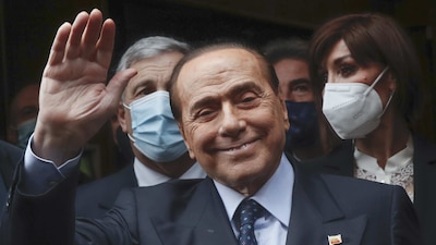 Berlusconi fue hospitalizado por segunda vez el viernes para que recibiera tratamiento por leucemia crónica