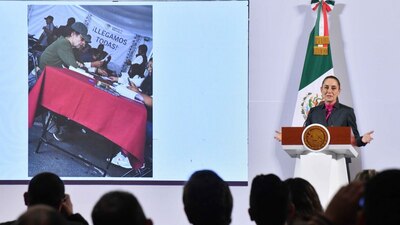 La mandataria mexicana expuso una foto donde aparece presuntamente Quadri inscribiéndose por su pensión