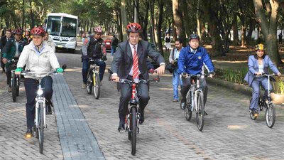 Ebrard compartió en redes sociales varias imágenes en las que usaba su bicicleta
