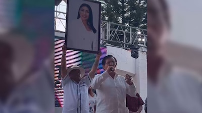 El candidato se hizo acompañar por una fotografía de la excandidata Gisela Gaytán