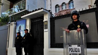 Desde las primeras horas de este sábado, los agentes cuidan la sede diplomática