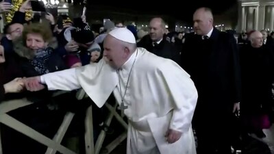 El papa Francisco perdió la paciencia cuando una mujer lo jaló del brazo