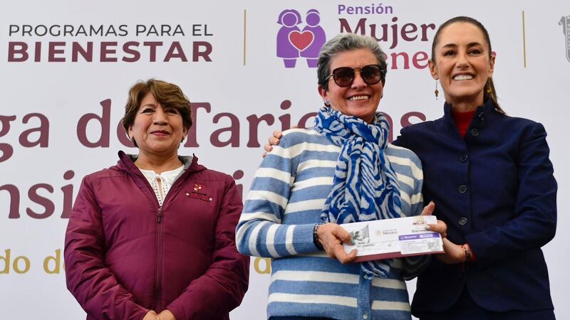 Sheinbaum y Delfina Gómez entregan tarjetas de la pensión Mujeres con Bienestar en Edomex