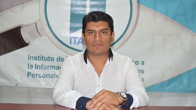 El cuerpo del funcionario público municipal quedó tirado en la banqueta