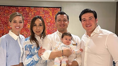 En la imagen, el alcalde de Monterrey carga en brazos a su futura ahijada