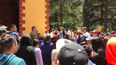 Un grupo de personas detuvo al sujeto dentro de la capilla