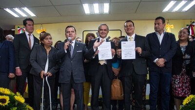 Mancera podrá manejar los recursos de la bancada y será la voz de los senadores perredistas en la Cámara alta