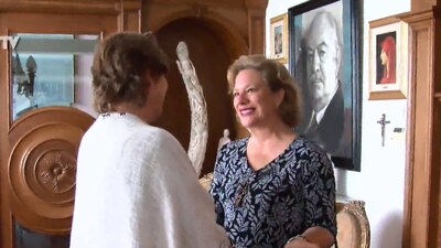 Josefa González-Blanco (de frente) en la casa de sus padres