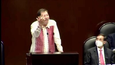 El diputado Gerardo Fernández Noroña le pintó dedo a una diputada del PAN