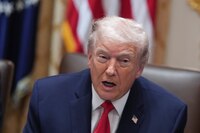 Trump firma orden para imponer aranceles a países que suministren petróleo a Cuba