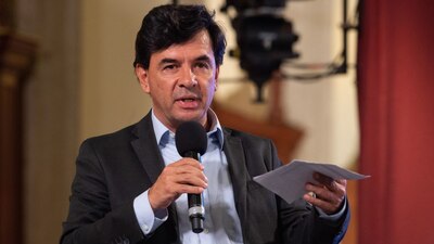 El funcionario informó sobre su estado de salud a través de su cuenta de Twitter
