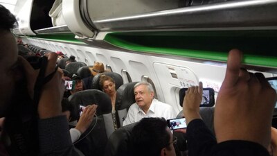 AMLO durante un vuelo comercial