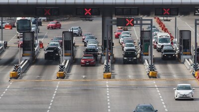 Algunas carreteras presentan carga vehicular