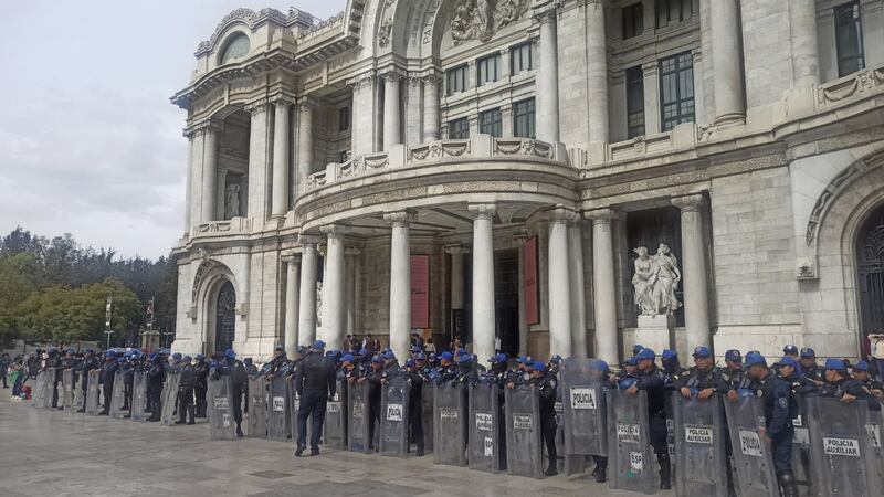 Despliegan operativo contra ambulantaje en la explanada de Bellas Artes