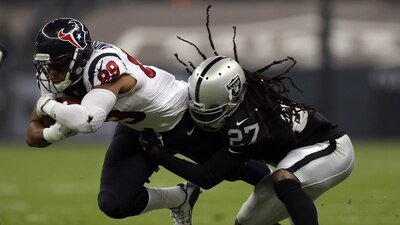 Los  Texans de Houston (uniforme blanco) cayeron frente a los Raiders de Oakland 20-27