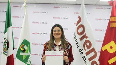 La aspirante morenista mostró su boleta de registro