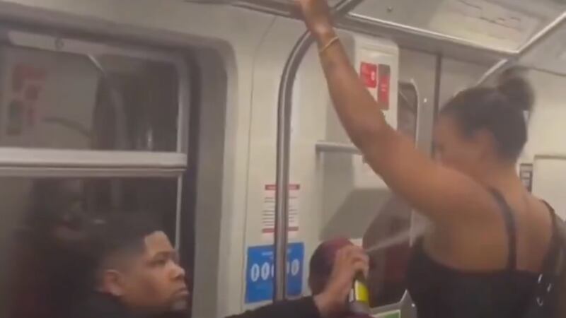 VIDEO: Hombre rocía desodorante a pasajera y se vuelve viral