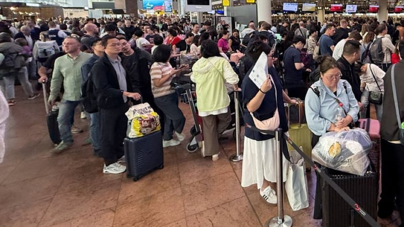 Agentes de ICE patrullan aeropuertos de EU... ¡Ante la escasez de personal!