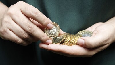 De acuerdo con datos de Bloomberg, la moneda nacional registra una ligera ganancia de 0.7%