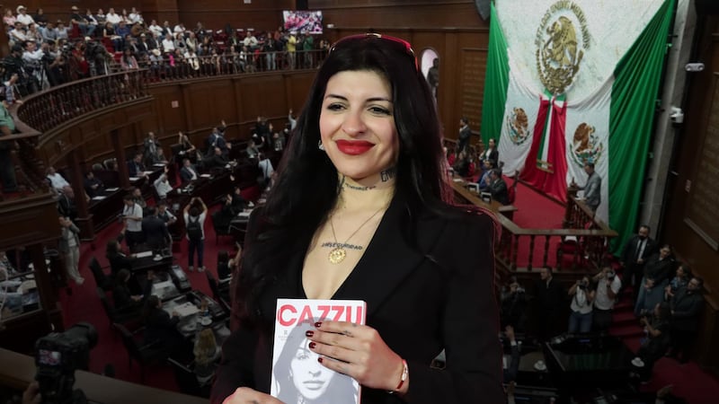 Proponen en Michoacán la ‘Ley Cazzu’ para impedir que padres ausentes bloqueen viajes o trámites