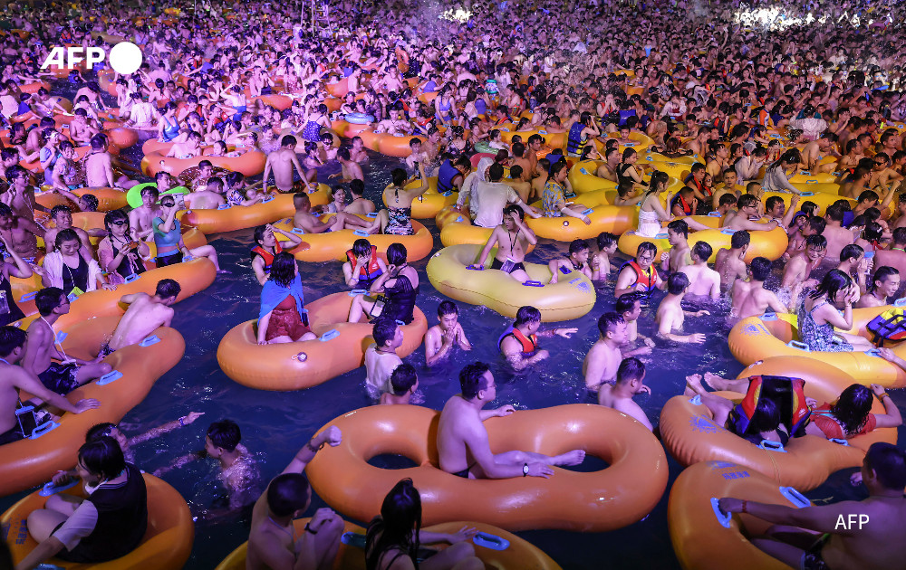 Miles de asistentes abarrotaron un parque acuático en Wuhan, China